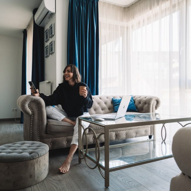 photo-1602583576845-9cf033a9df84